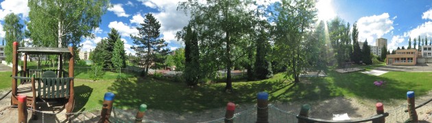 Pohled na školku ze zahrady z prolézačky