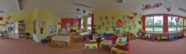 Jídelna a herna v přízemí - Downstairs Dining Room and Playroom